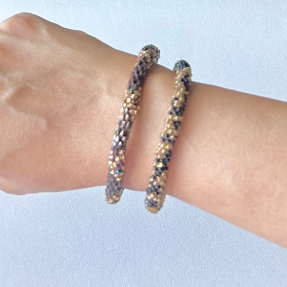 Roll On Glass Seed Bead Bracelet Set Gold and Black Beads 7” - Picture 2 of 5